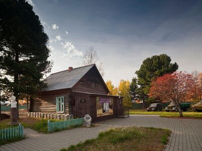 Мемориальный комплекс геологов-первопроходцев «Дом Ф.К. Салманова» является уникальным историческим местом в городе Сургуте, где хорошо сохранился дух 60-х. Ядро комплекса - дом первооткрывателя сибирской нефти Фармана Курбановича Салманова, сохранившийся на своем историческом месте. Его раскатали и привезли из деревни Ивановка Кемеровской области в сентябре 1957 г. В нем жил легендарный геолог Салманов Ф. К. В этом доме он проживал с 1957 по 1961 г. вместе со своей семьей. Здание является типичным жилым домом периода конца 50-х - начала 60-х гг. XX ст.