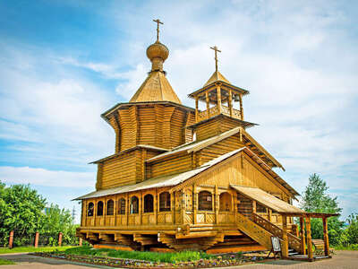 Историко-культурный центр «Старый Сургут» — это историко-этнографический комплекс, расположенный в живописном месте центральной части города на берегу реки Саймы. На территории находятся 14 деревянных домов. Все они представляют собой реконструкцию старых зданий, когда-то стоявших в различных частях города, но впоследствии собранных в единый архитектурный ансамбль. Историко-культурный центр «Старый Сургут» дает наглядное представление об историческом облике, который имел Сургут на рубеже XIX–XX веков