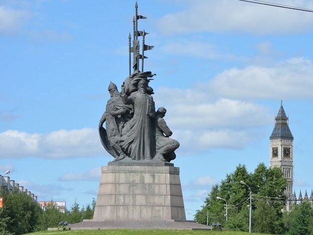 Памятник основателям Сургута. Бронзовая скульптурная композиция, открытая 12 июня 2002 года на площади 400-летия Сургута. В памятнике увековечены четыре фигуры, связанные с зарождением города: князь Фёдор Борятинский, воевода Владимир Оничков, казак-плотник,  безымянный священник. Композиция символична: князь олицетворяет идею государственности, воевода — военную силу, казак-строитель — образы людей, чьими руками строился город, священник — идею православия.