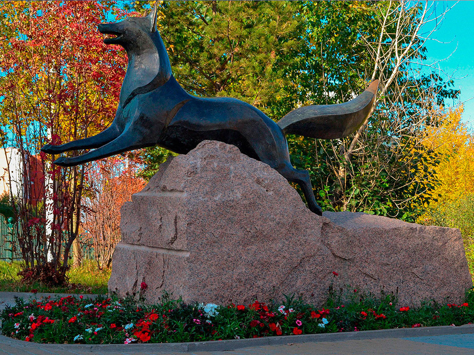 Памятник черному лису в Сургуте - гербовый символ города. Памятник располагается в историко-культурном центре «Старый Сургут» на улице Энергетиков. Автором сургутского памятника Черный лис выступил тобольский скульптор-камнерез - М. В. Тимергазеев. Торжественное открытие памятника состоялось в июне 2006 г. и было приурочено ко дню празднования основания города Сургута. 